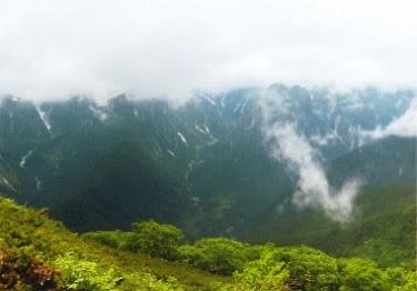 真下に横尾谷・穂高岳は雲の中